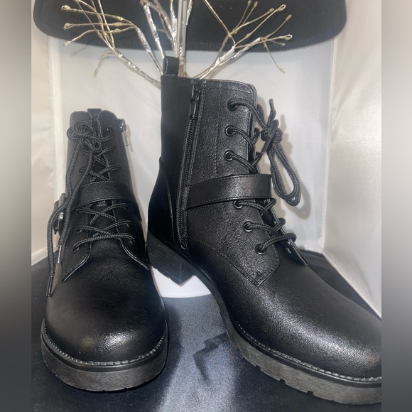 SOUL Naturalizer Shoes - SOUL Naturalizer Moto Boot. EUC